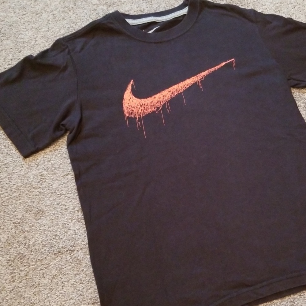 NIKE T SHIRT